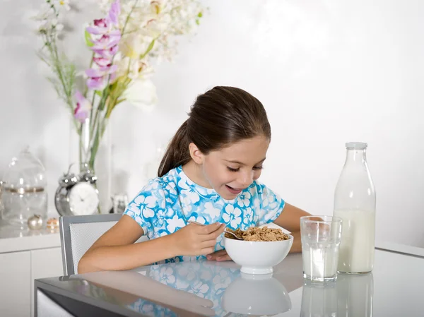 Bambina all'ora di colazione — Foto Stock