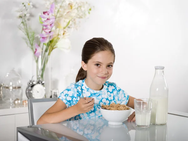 Malá holčička v době snídaní — Stock fotografie