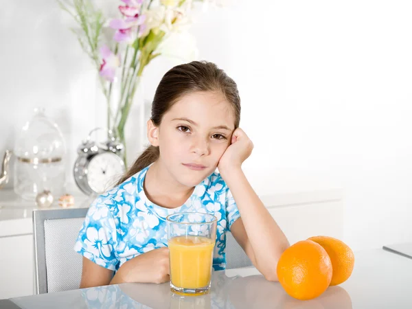 Znudzony dziewczynka z soku pomarańczowego — Zdjęcie stockowe
