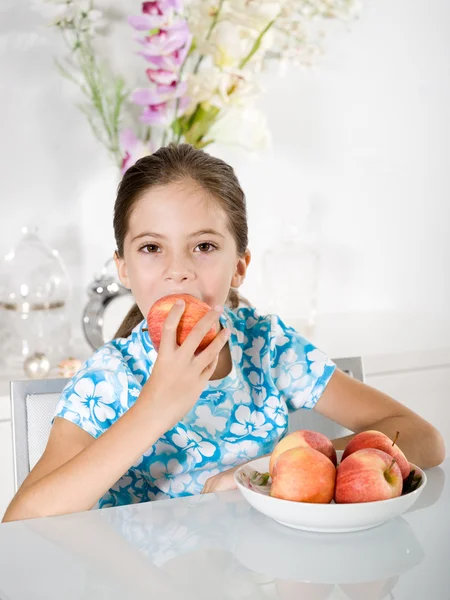 Kırmızı elma ile küçük kız — Stok fotoğraf