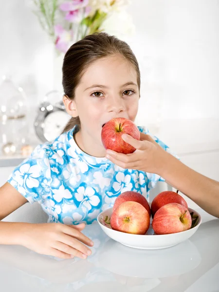 Kırmızı elma ile küçük kız — Stok fotoğraf