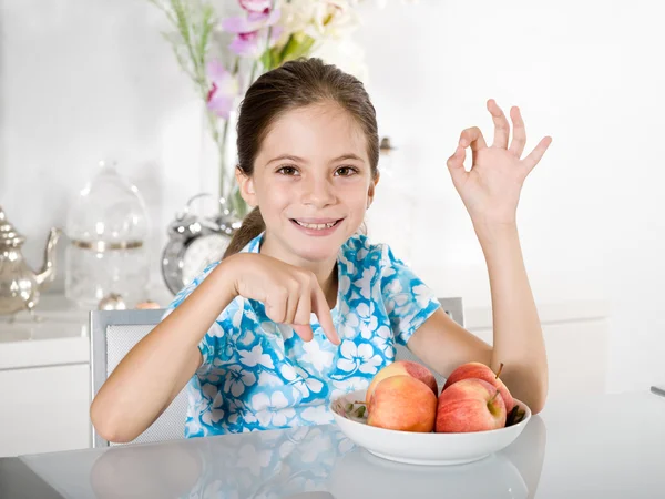 Маленька дівчинка з червоним яблуком — стокове фото
