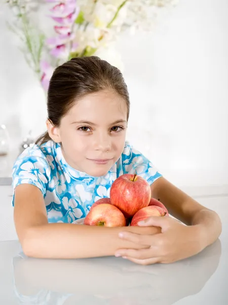 Маленька дівчинка з червоним яблуком — стокове фото
