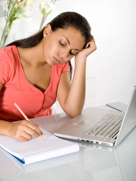Annoiato ragazza con computer portatile compiti a casa — Foto Stock