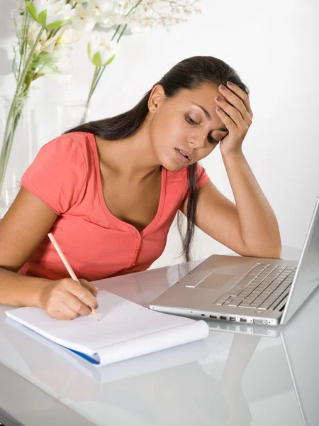 Chica aburrida con la tarea del ordenador portátil — Foto de Stock