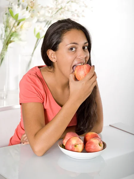 Mädchen mit rotem Apfel zu Hause — Stockfoto