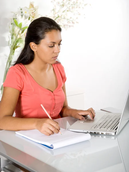 Menina com laptop em casa — Fotografia de Stock