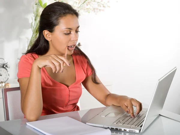 Uttråkad tjej med laptop hemarbete — Stockfoto