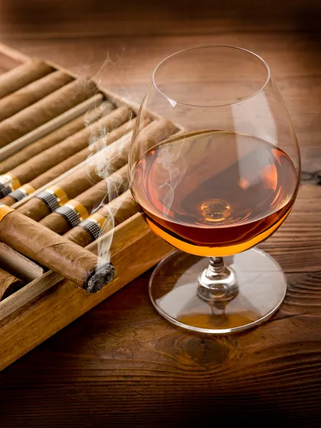 Cigare cubain et cognac sur fond bois — Photo