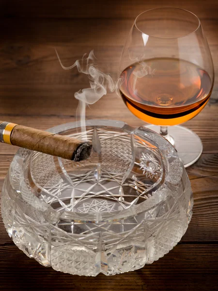Cigare cubain et cognac sur fond bois — Photo