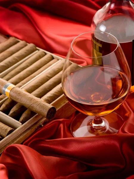 Cuban cigar and liquor over red satin — Stock Photo, Image