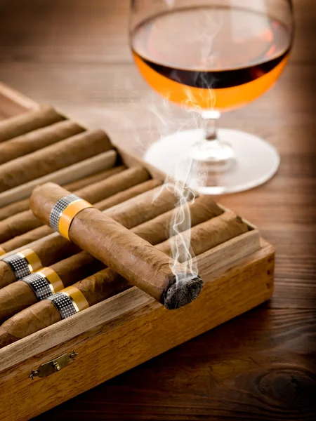 Kubanische Zigarre und ein Glas Schnaps auf Holzgrund — Stockfoto