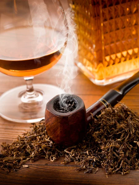 Smoking pipe, tobacco and liquor — Stock Photo, Image