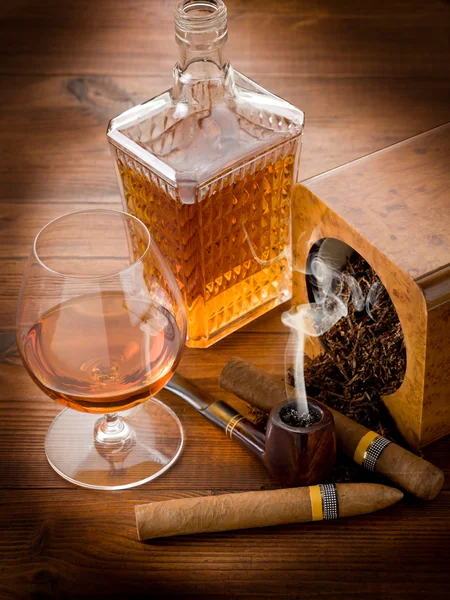 Pipe tobacco cuban cigar and liquor — Stock Photo, Image