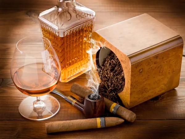 Pipe tobacco cuban cigar and liquor — Stock Photo, Image