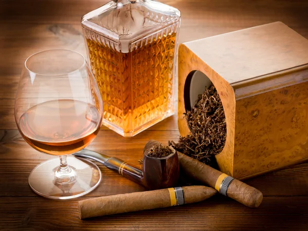 Pfeifentabak kubanische Zigarre und Schnaps — Stockfoto