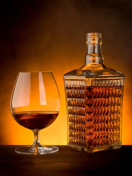 Szkło i luksusowe butelkę alkoholu — Zdjęcie stockowe