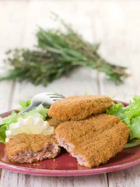 Salmon kroket dengan salad hijau — Stok Foto