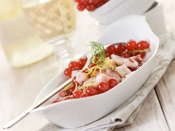 Салат из осьминога с красной смородиной — стоковое фото
