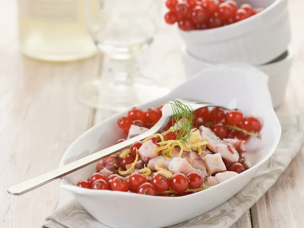 Восьминогий салат з червоною смородиною — стокове фото