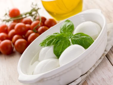 Buffalo mozzarella ve domates fesleğen ile