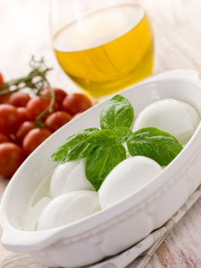 Buffalo mozzarella ve domates fesleğen ile