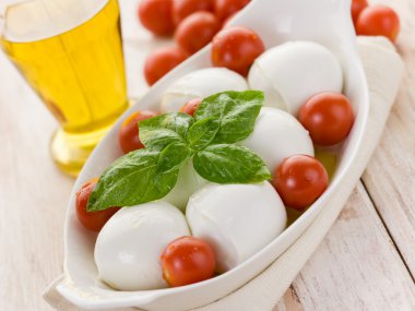 Buffalo mozzarella ve domates fesleğen ile