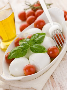 Buffalo mozzarella ve domates fesleğen ile