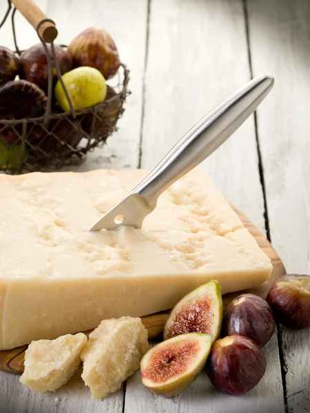 Пармезанський сир над обробною дошкою та інжиром — стокове фото