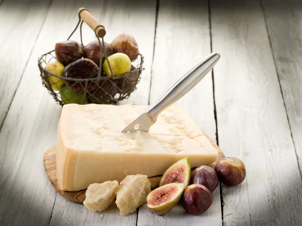 Сыр пармезан поверх доски и инжира — стоковое фото