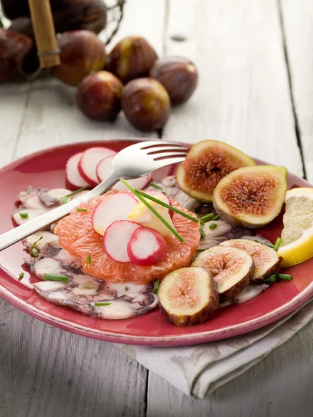 Octopus carpaccio over grapefruit with figs and radish — Stock Photo, Image
