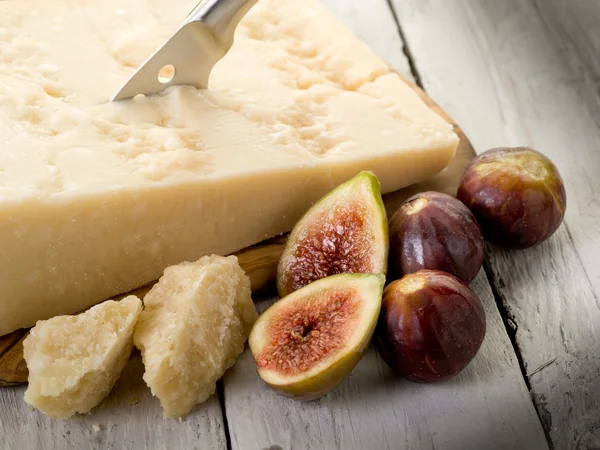 Sýr parmezán prkénko a fíky — Stock fotografie