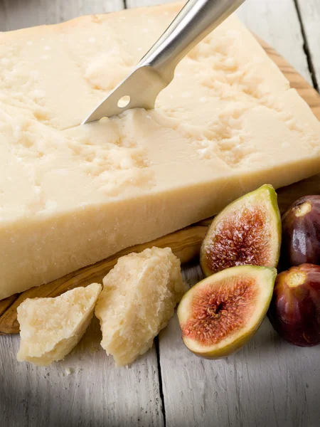 Sýr parmezán prkénko a fíky — Stock fotografie