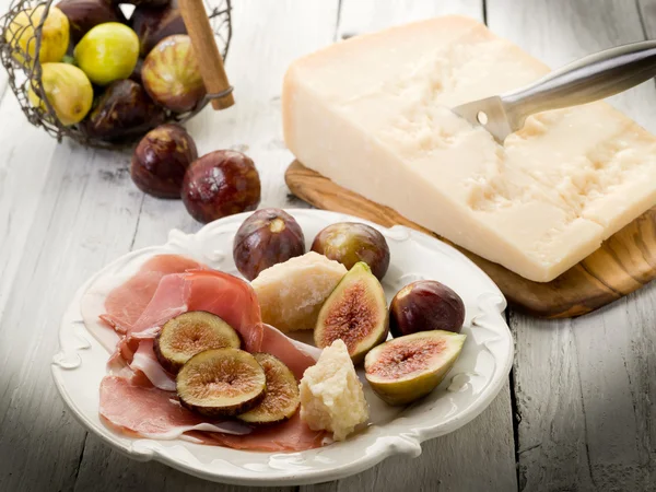 Pármai sonka, parmezán sajt, füge — Stock Fotó