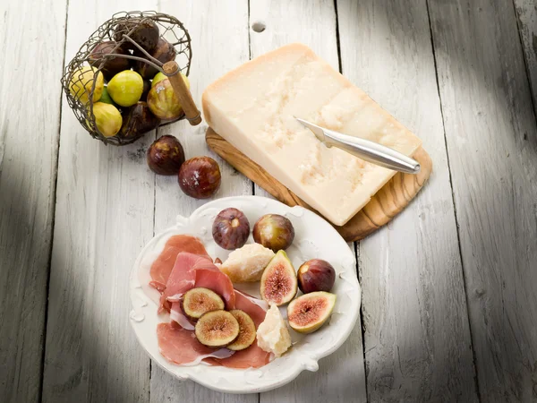 Parma ham, parmesan cheese and figs — Stock Photo, Image