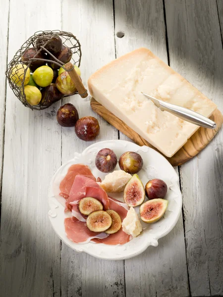 Parma jambonu, parmesan peyniri ve incir — Stok fotoğraf