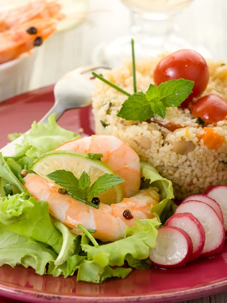 Garnelen mit Salat und Gemüse Couscous — Stockfoto