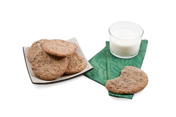 Alguns biscoitos em uma chapa com um copo de leite — Fotografia de Stock