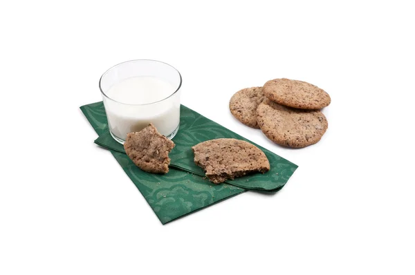 Cookies på en tallrik med ett glas mjölk — Stockfoto