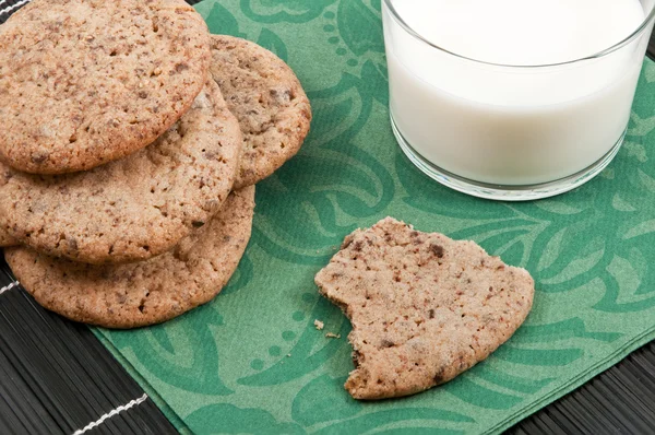 Close-up of cookies on a plate with a glass of milk — Stock Photo, Image