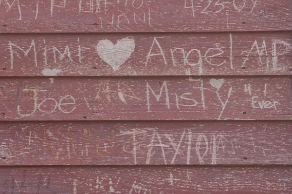 Graffiti d'amore sul muro rosso Foto Stock Royalty Free