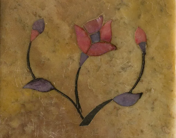 Stylizowany kwiat inkrustowane w kamieniu — Zdjęcie stockowe