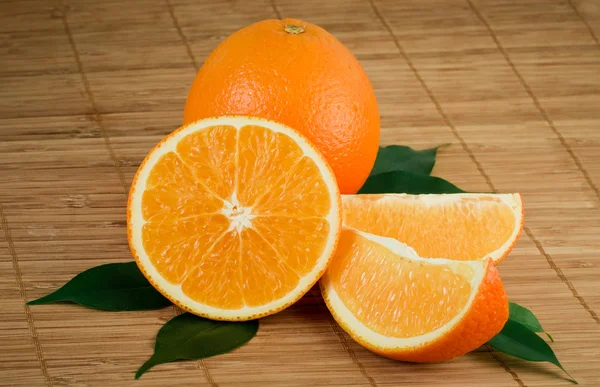 Fresh oranges with leaves — Stock Photo, Image