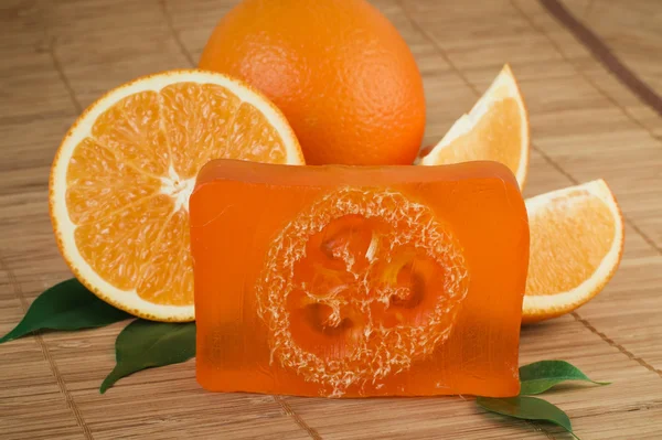 Natürliche orangefarbene Seife von Hand Stockbild