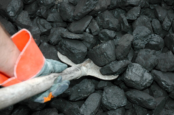 Уголь и шахтер
