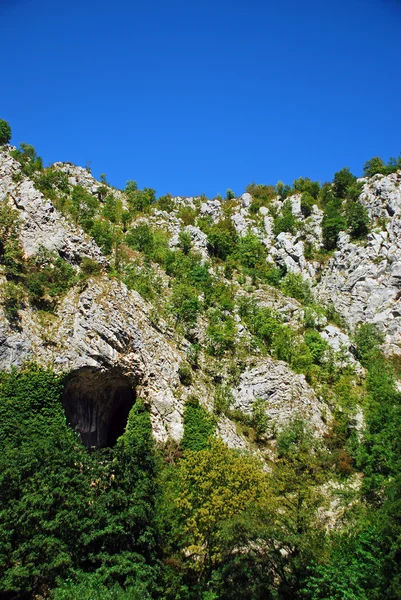 Caverna em desfiladeiros romenos de Carasului — Fotografia de Stock