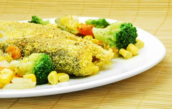 Forellengericht mit Gemüse — Stockfoto