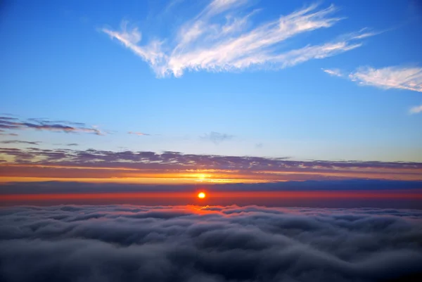 Pôr do sol acima das nuvens — Fotografia de Stock