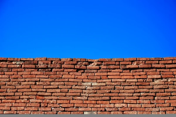 砖墙和天空 — 图库照片