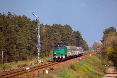 kırsal geçen yolcu treni